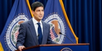 Kevin Warsh speaks at a podium