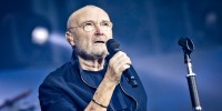 Phil Collins sings on stage