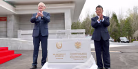 Two officials applauding at the ceremony for the construction of a bridge between North Korea and Russia