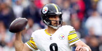 Foxborough, MA - September 20: Pittsburgh Steelers quarterback Aaron Rodgers throws in the fourth quarter. The New England Patriots played the Pittsburgh Steelers at Gillette Stadium on September 20, 2026. (Photo by Danielle Parhizkaran/The Boston Globe via Getty Images)