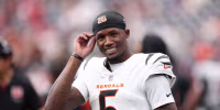 HOUSTON, TEXAS - SEPTEMBER 20: Tee Higgins #5 of the Cincinnati Bengals reacts in the second half against the Houston Texans at Reliant Stadium on September 20, 2026 in Houston, Texas. (Photo by Tim Warner/Getty Images)