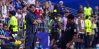 SEATTLE, WASHINGTON - JULY 6: United States manager Mauricio Pochettino watches Malik Tillman #17 of USA control a ball in the first half during the FIFA World Cup 2026 Round Of 16 match between USA and Belgium at Seattle Stadium on July 6, 2026 in Seattle, Washington. (Photo by Doug Zimmerman/ISI Photos/ISI Photos via Getty Images)