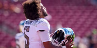 Oregon quarterback Dante Moore dons his helmet as the Oregon Ducks face the USC Trojans on Sept. 26, 2026, at Los Angeles Memorial Coliseum in Los Angeles, California.
