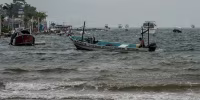 Embarcaciones durante un fuerte oleaje provocado por el paso del huracán Polo en el balneario de Acapulco, en Guerrero, México. 