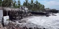 En Colima el huracán Polo provoca severos daños materiales en la zona de playa 