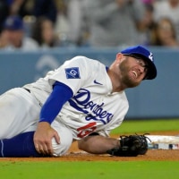 Jul 2, 2025; Los Angeles, California, USA;  Los Angeles Dodgers third baseman Max Muncy (13) grabs his knee after tagging Chicago White Sox right fielder Michael A. Taylor (21) out on an attempted stolen base during the fifth inning at Dodger Stadium. Mandatory Credit: Jayne Kamin-Oncea-Imagn Images