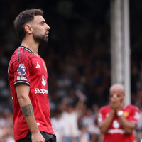 LONDON, ENGLAND - AUGUST 24: Joachim Andersen of Fulham celebrates after Bruno Fernandes of Manchester United  misses a penalty during the Premier League match between Fulham and Manchester United at Craven Cottage on August 24, 2025 in London, England. (Photo by Catherine Ivill - AMA/Getty Images)
