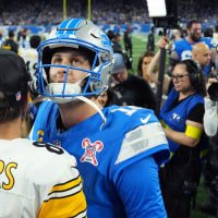 Aaron Rodgers of the Pittsburgh Steelers and Jared Goff of the Detroit Lions meet after the Steelers beat the Lions 29-24. 