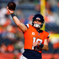 Image: Bo Nix of the Denver Broncos warms up before the game 