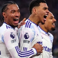 LONDON, ENGLAND - DECEMBER 14: Morgan Rogers of Aston Villa celebrates scoring his team's third goal with teammate Boubacar Kamara during the Premier League match between West Ham United and Aston Villa at London Stadium on December 14, 2025 in London, England. (Photo by Marc Atkins - AVFC/Aston Villa FC via Getty Images)
