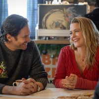 A Merry Little Ex-Mas. (L-R) Oliver Hudson as Everett and Alicia Silverstone as Kate in A Merry Little Ex-Mas. Cr. Amanda Matlovich/Netflix © 2025