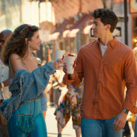 People We Meet on Vacation. (L-R) Emily Bader as Poppy and Tom Blyth as Alex in People We Meet on Vacation. Cr. Michele K. Short/Netflix © 2025