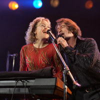 Kate Hudson as Claire Sardina and Hugh Jackman as Mike Sardina in "Song Sung Blue."