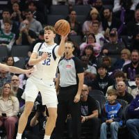 Cooper Flagg scores 20 points, helping the Mavericks claim victory after a back-and-forth fourth quarter against the Sacramento Kings.