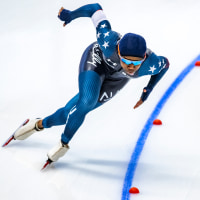 Erin Jackson skates in an ice skating rink