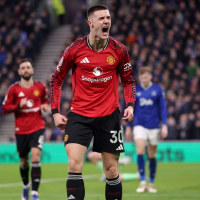 LIVERPOOL, ENGLAND - FEBRUARY 23: Benjamin Sesko of Manchester United celebrates scoring his team's first goal during the Premier League match between Everton and Manchester United at the Hill Dickinson Stadium on February 23, 2026 in Liverpool, England. (Photo by Carl Recine/Getty Images)