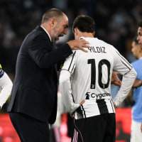 Igor Tudor, head coach of Juventus FC talks with Kenan Yildiz of Juventus FC during the Serie A 2025/2026 football match between SS Lazio and Juventus FC at Stadio Olimpico. Rome (Italy), October 26th, 2025 (Photo by Elianton/Mondadori Portfolio via Getty Images)
