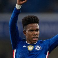 LONDON, ENGLAND - OCTOBER 04: Estevao Willian of Chelsea celebrates victory after the Premier League match between Chelsea and Liverpool at Stamford Bridge on October 04, 2025 in London, England. (Photo by Visionhaus/Getty Images)
