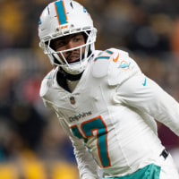 PITTSBURGH, PENNSYLVANIA - DECEMBER 15: Jaylen Waddle #17 of the Miami Dolphins signals as he lines up during an NFL football game against the Pittsburgh Steelers at Pennsylvania on December 15, 2025 in Pittsburgh, Pennsylvania. (Photo by Michael Owens/Getty Images)