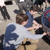 Virginia teens are fixing up cars to donate to single moms as part of charity program.