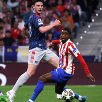 MADRID, SPAIN - APRIL 29: Antoine Griezmann of Atletico de Madrid, Declan Rice of Arsenal FC, Ademola Lookman of Atletico de Madrid during the UEFA Champions League 2025/26 Semi Final First Leg match between Atletico de Madrid and Arsenal FC at Metropolitano Stadium on April 29, 2026 in Madrid, Spain. (Photo by LOF/BSR Agency/Getty Images)