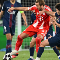 28 April 2026, France, Paris: Soccer, men: Champions League, Paris Saint-Germain - Bayern Munich, semi-final, first leg, Parc des Princes, Harry Kane (M, Bayern Munich) and João Neves (r, Paris Saint-Germain) fight for the ball. Photo: Federico Gambarini/dpa (Photo by Federico Gambarini/picture alliance via Getty Images)