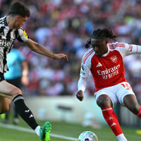 LONDON, ENGLAND - APRIL 25: Joe Willock of Newcastle United is challenged by Martin Zubimendi of Arsenal during the Premier League match between Arsenal and Newcastle United at Emirates Stadium on April 25, 2026 in London, England. (Photo by Richard Heathcote/Getty Images)
