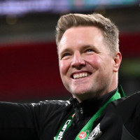LONDON, ENGLAND - MARCH 16: Newcastle United head coach Eddie Howe celebrates with the trophy after during the Carabao Cup Final between Liverpool and Newcastle United at Wembley Stadium on March 16, 2025 in London, England. (Photo by Stu Forster/Getty Images)