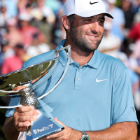 ATLANTA, GEORGIA - AUGUST 30: Scottie Scheffler of the United States lifts the trophy after winning the final round of the TOUR Championship 2026 at East Lake Golf Club on August 30, 2026 in Atlanta, Georgia. (Photo by Kevin C. Cox/Getty Images)