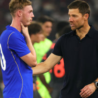 JAKARTA, INDONESIA - AUGUST 08: Manager Xabi Alonso of Chelsea FC speaks with Cole Palmer during the pre-season friendly between Chelsea FC and AC Milan at Gelora Bung Karno Stadium on August 08, 2026 in Jakarta, Indonesia. (Photo by Peksi Cahyo/Getty Images)