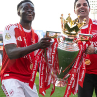 LONDON, ENGLAND - MAY 24: Bukayo Saka and Mikel Arteta of Arsenal lift the Premier League Trophy after the Premier League match between Crystal Palace FC and Arsenal at Selhurst Park on May 24, 2026 in London, England. (Photo by KontentHaus/Getty Images)