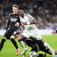 Vinicius Jr of Real Madrid and Jakub Kiwior of Arsenal are in action during the UEFA Champions League 2024/25 Quarter Final second leg match between Real Madrid and Arsenal at Santiago Bernabeu Stadium in Madrid, Spain, on April 16. (Photo by Guillermo Martinez)