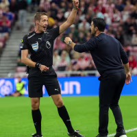 SUNDERLAND, ENGLAND-SEPTEMBER 12: Arsenal head coach Mikel Arteta is given a yellow card by referee John Brooks during the Premier League match between Sunderland and Arsenal at the Stadium of Light on September 12, 2026 in Sunderland, England. (Photo by Ian Horrocks/Sunderland AFC via Getty Images)