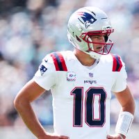 Chris Simms and Mike Florio discuss chatter of issues between Mike Vrabel and Drake Maye, diving inside the quarterback’s poor play for the New England Patriots.