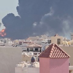 Humo en los alrededores de una instalación petrolera en Mangaf, Kuwait, el 18 de julio de 2026 en ataques atribuidos a Irán.