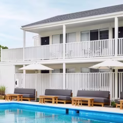 Bluebird Parker Beach Lodge