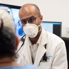 Naman Shah examina a un paciente en el Centro de Salud Monrovia, una clínica de salud pública del condado de Los Ángeles.