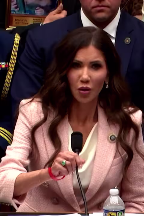 Christy Noem enfrenta acusações de caso com assistente