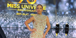 Adamari López en el escenario de Miss Universo 70ª edición