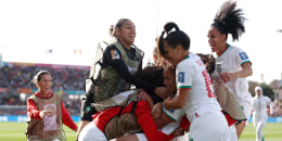 Jugadoras de la Selección de Marruecos celebran la histórica victoria sobre Corea del Sur en la Copa Mundial.