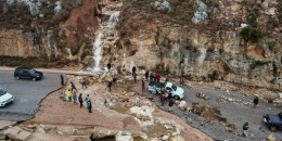Un grupo de personas quedó atrapado en un carretera por las lluvias en la ciudad de Shahhat, en Libia, el 11 de septiembre de 2023.
