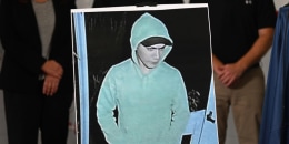 Las autoridades muestran una foto del asesino convicto Danelo Cavalcante, en Kennett Square, Pennsylvania, el 10 de septiembre de 2023.
