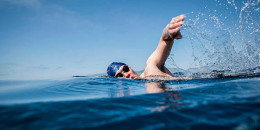 Nadador en océano