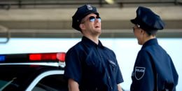 Policías riéndo