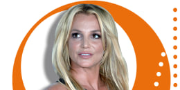 Britney Spears aparece bailando con cuchillos y se encienden las alertas