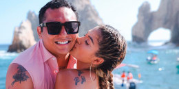 Edwin Luna y su esposa Kimberly Flores durante unas vacaciones familiares en Cabo San Lucas, México.