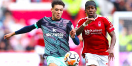 Aaron Hickey 8i) y Anthony Elanga pelean por un balón en el duelo entre Nottingham Forest y Brentford en City Ground.