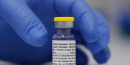 Un frasco de la vacuna contra el coronavirus producida por Novavax es mostrado en el hospital de la Universidad George en Londres, el 5 de agosto de 2021.
