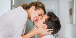 Mujer en alto besando a hombre