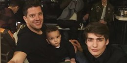 Yahir posa junto con sus dos hijos Tristán e Ian